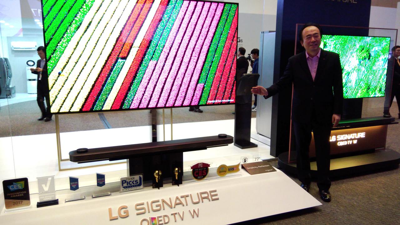 Jae Young Lee, President of LG Electronics Indonesia (berdiri di samping LG TV OLED W). Liputan6.com/Yuslianson