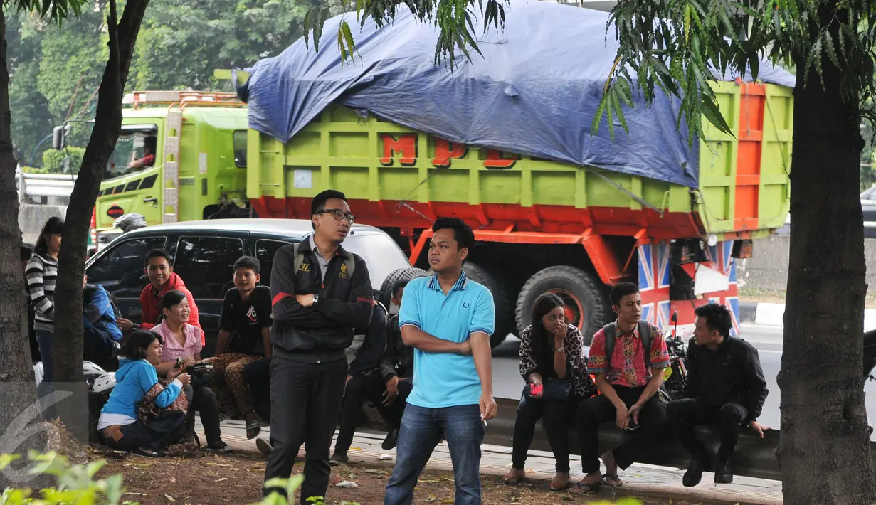 Sejumlah pegawai oulet menyaksikan penyegelan Mal Tebet Green, jakarta, Kamis (23/7/15). Dinas Penataan Kota Pemprov DKI Jakarta mencabut izin fungsi bangunan yang dikelola PT Wahana Cipta Sejahtera Sentosa (WCSS). (Liputan6.com/Herman Zakharia)