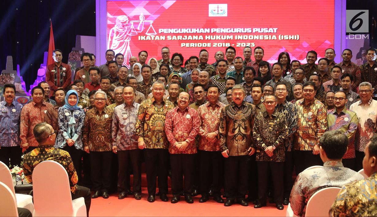 Menko Polhukam Wiranto (tujuh kanan) bersama Ketua Umum Ikatan Sarjana Hukum Indonesia (ISHI) Amzulian Rifai (tengah) foto bersama saat pelantikan PP ISHI di Kemenkumham, Jakarta, Senin (30/7). (Liputan6.com/Herman Zakharia)