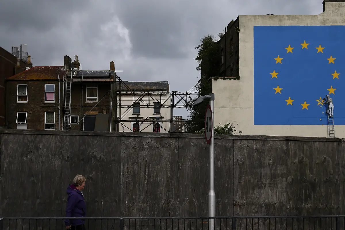 20170508-Runtuhnya Bintang Uni Eropa di Tangan Banksy-AFP