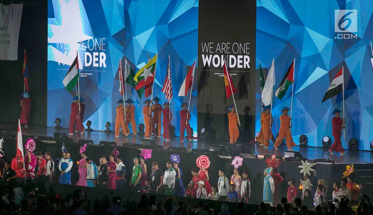 Parade bendera 43 negara peserta pada Penutupan Asian Para Games 2018 di Stadion Madya, Gelora Bung Karno, Jakarta, Sabtu (13/10). Upacara penutupan bertajuk "We Are One Wonder” dihadiri oleh Wakil Presiden RI Jusuf Kalla. (merdeka.com/Imam Buhori)