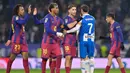 Saat ini, Blaugrana mengoleksi 49 poin atau unggul 7 angka dari Los Blancos di peringkat kedua. Tampak dalam foto, bek Barcelona asal Prancis, Jules Kounde bersama Lamine Yamal, Fermin Lopez, dan Javier Puado Diaz (kiri ke kanan) usai pertandingan pekan ke-18 Liga Spanyol 2025/2026 melawan RCD Espanyol di Stadion RCDE, Sabtu 3 Januari 2026 waktu setempat atau Minggu (4/1/2026) dini hari WIB. (MANAURE QUINTERO/AFP)