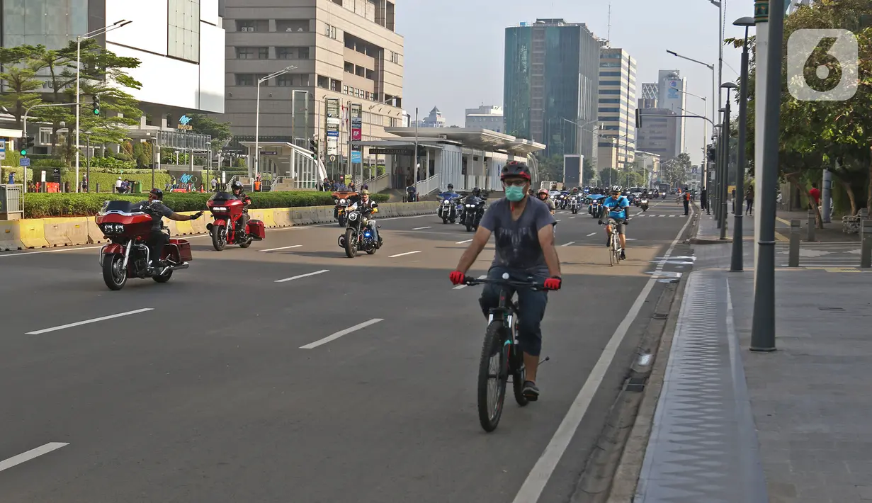 Aktivitas warga di kawasan MH Tharim, Minggu (15/3/2020). Hari bebas kendaraan bermotor (HBKB) atau car free day (CFD) di sepanjang Jalan MH Thamrin dan Jalan Jenderal Sudirman akan ditiadakan selama dua pekan atau pada 15 Maret dan 22 Maret 2020. (Liputan6.com/Herman Zakharia)