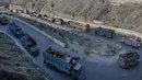 Antean truk yang mengangkut para pengungsi Afghanistan di sepanjang jalan menuju perbatasan Torkham Pakistan-Afghanistan pada tanggal 3 November 2023 (Abdul MAJEED/AFP)