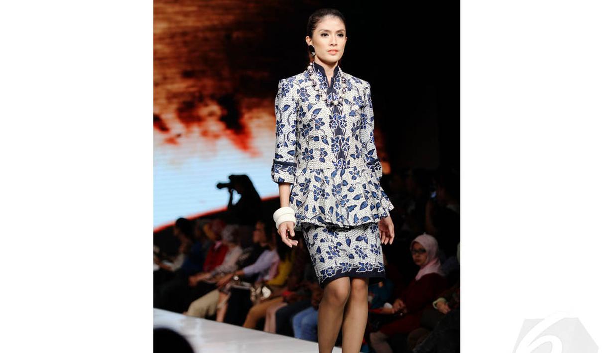 Rancangan Poppy Dharsono ini mengusung dengan tema batik brebes. Jakarta Fashion dan Food Festival di Grand Ballroom Harris Hotel, Kelapa Gading, Jakarta Utara, Senin (19/5/2014)