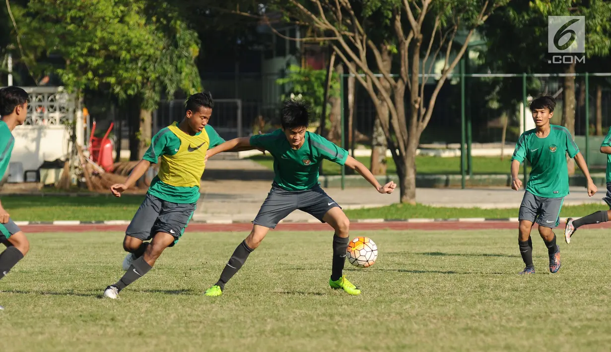 Pemain Timnas Indonesia U-16 berebut bola saat melakukan latihan di Lapangan Atang Sutresna, Cijantung, Jakarta, Senin (3/7). Latihan ini merupakan persiapan jelang berlaga di Piala AFF U-16 Thailand, 9-22 Juli mendatang. (Liputan6.com/Helmi Fithriansyah)
