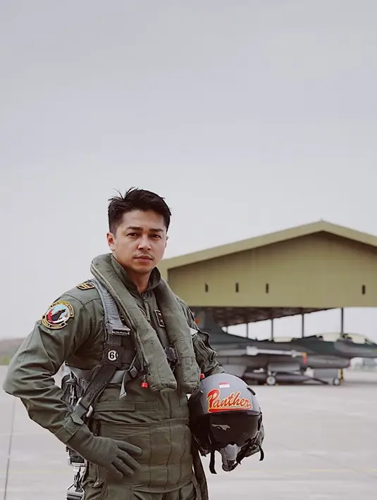 Dalam film terbaru berjudul Serigala Langit yang akan tayang 2020 nanti, Deva Mahenra akan sapa penggemar dengan penampilannya saat jadi pilot pesawat tempur. Ia pun tampil gagah dengan seragam kebanggan pilot pesawat tempur. (Liputan6.com/IG/@devamahenra)