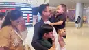 Potret pertemuan Raffi dengan anak dan istrinya. Rayyanza tampak sudah kangen dengan sang ayah dan minta gendong. Dalam video tersebut, tampak beberapa kali Rayyanza mencium hingga memeluk sang ayah. [Youtube/Rans Entertainment]