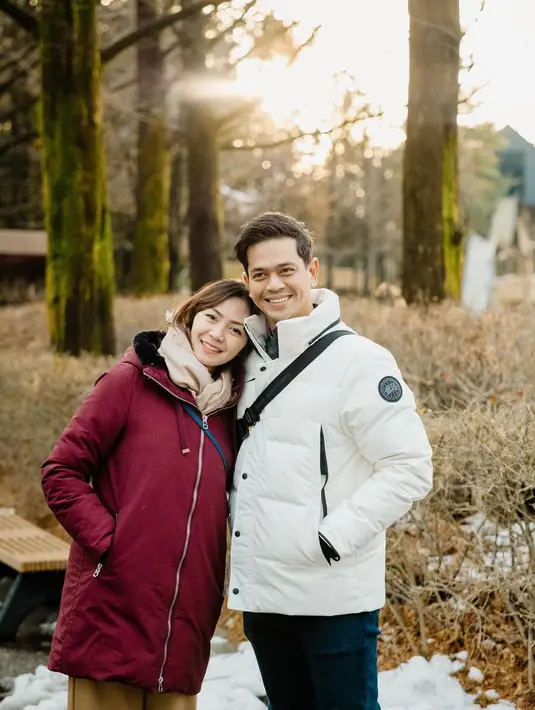 Gaya liburan Surya Insomnia dan Tyara Renata pakai baju musim dingin. Tyara memilih jaket berwarna merah, sedangkan Surya tampil dengan puffer jacket putih. [Foto: Instagram/suryainsomnia]