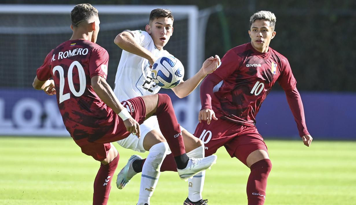 Serupa dengan Brasil, Uruguay juga telah mengumpulkan 9 poin dari 3 laga. Rodrigo Cabrera (tengah) dkk sementara menempati posisi kedua karena kalah selisih gol dari Brasil. (AFP/Juan Barreto)