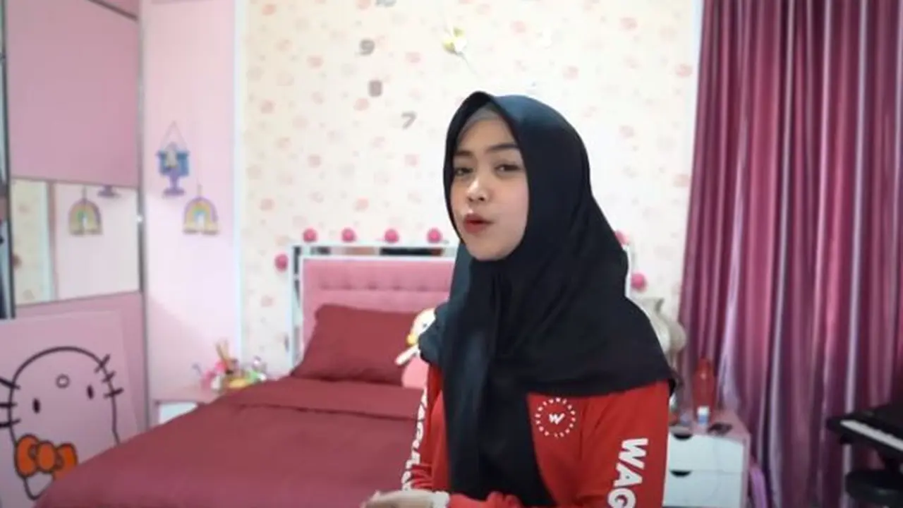 Didesain Serba Pink Bertema Hello Kitty, Ini 6 Potret Kamar Ria Ricis