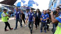 Pembalap tim Yamaha MotoGP, Jorge Lorenzo (tengah) hadir menyaksikan ajang Yamaha ASEAN Cup Race (YACR) 2014 yang digelar di Sirkuit Sentul, Bogor (7/12/2014). (Liputan6.com/Helmi Fithriansyah)