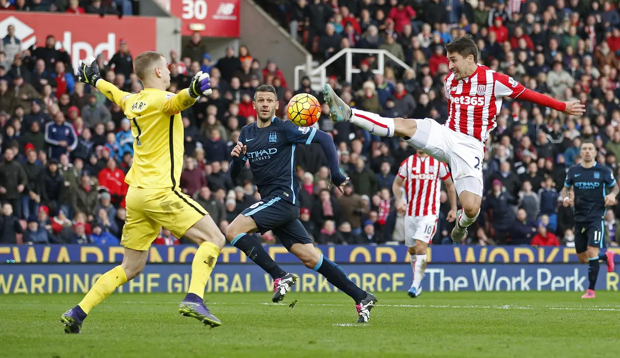  Pemain Stoke City, Bojan Krkic melakukan tembakan  ke gawang Manchester City pada lanjutan Liga Premier Inggris di Stadio Britania, Sabtu(5/12/2015). (Reuters/Carl Recine)