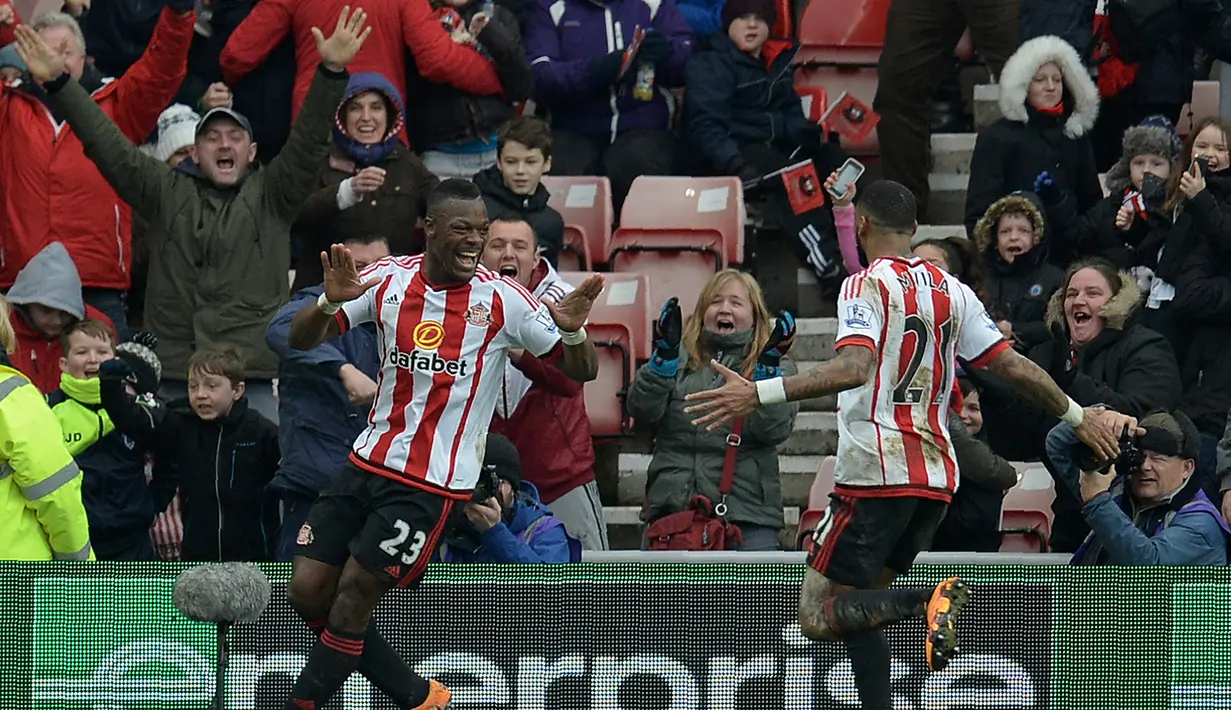 Pemain Sunderland, Lamine Kone, merayakan gol bunuh diri kiper MU, David de Gea, dalam laga Liga Inggris di Stadium of Lights, Sunderland, Sabtu (13/2/2016) malam WIB. (AFP/Oli Scarff)