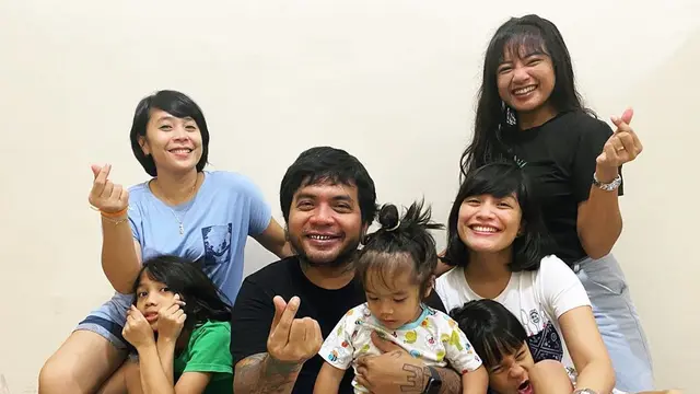 6 Potret Kebersamaan Erix Soekamti dan Dua Istrinya, Kompak Banget