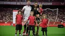 Sergio Ramos berfoto bersama dengan sang istri, Pilar Rubio dan anak-anaknya saat perkenalan pemain baru Sevilla yang berlangsung di Stadion Ramon Sanchez Pizjuan, Sevilla, Rabu (06/09/2023) waktu setempat. (AFP/Cristina Quicler)