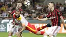 Aksi pemain Benevento, Sandro menyundul bola melewati adangan dua pemain AC Milan pada laga Serie A di San Siro stadium, Milan, (21/4/2018). AC Milan kalah 0-1. (AP/Luca Bruno)