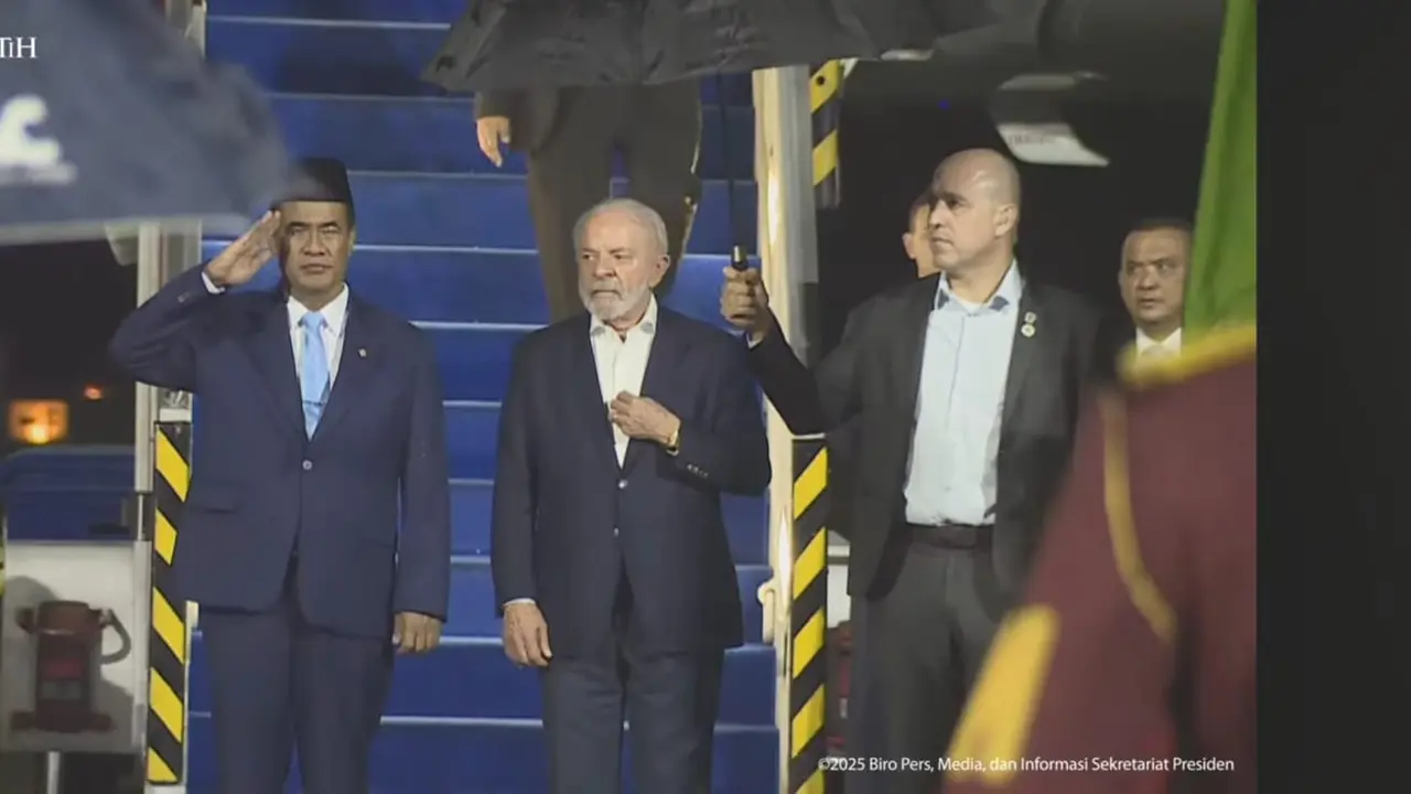 Presiden Brasil Luiz Inácio Lula da Silva tiba di Pangkalan TNI AU Halim Perdanakusuma Jakarta pada Rabu sekitar pukul 17.50 WIB.