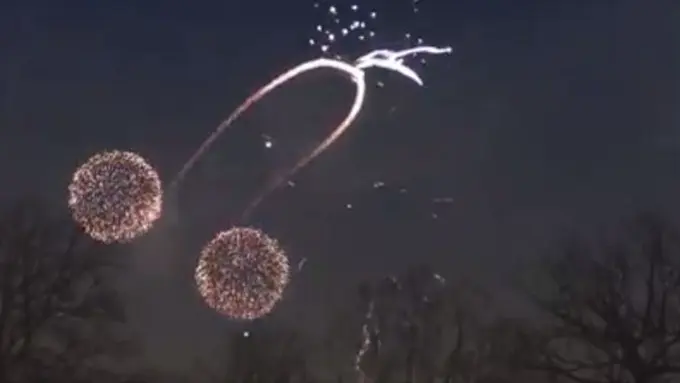 Mirip Mr. P, Kembang Api Ini Hiasi Langit Malam Tahun Baru 2016