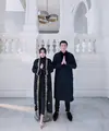 Syahrini dan Reino Barack merayakan lebaran tahun ini di Singapura. Keduanya kompak mengenakan pakaian serba hitam, Syahrini mengenakan outer panjang. Credit: Instagram (@princessyahrini)