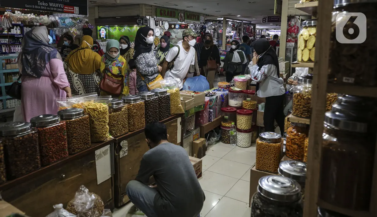 Calon pembeli memilih berbagai jenis kue kering yang dijual di Pasar Mayestik, Jakarta, Senin (3/5/2021). Omzet penjualan kue kering menjelang Lebaran tahun ini mengalami peningkatan hingga 70 persen dari tahun sebelumnya yang mengalami penurunan hingga 70 persen. (Liputan6.com/Johan Tallo)