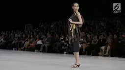 Model membawakan busana karya para perancang yang tergabung dalam Kopikkon pada Indonesia Fashion Week 2018 di JCC, Jakarta, Sabtu (31/3). Sepuluh perancang busana menampilkan karyanya yang mengusung tema Archipelago X. (Liputan6.com/Faizal Fanani)