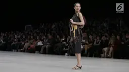 Model membawakan busana karya para perancang yang tergabung dalam Kopikkon pada Indonesia Fashion Week 2018 di JCC, Jakarta, Sabtu (31/3). Sepuluh perancang busana menampilkan karyanya yang mengusung tema Archipelago X. (Liputan6.com/Faizal Fanani)
