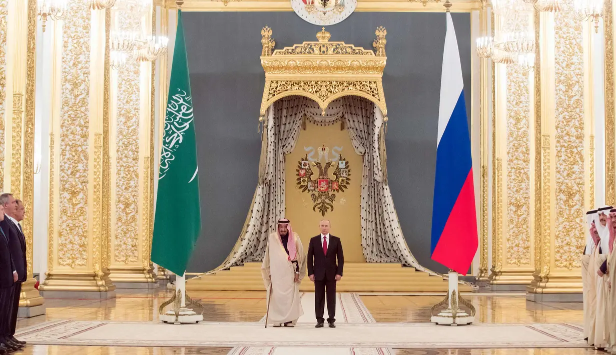 Suasana pertemuan Presiden Rusia, Vladimir Putin dan Raja Arab Saudi Salman bin Abdulaziz Al Saud di Kremlin, Moskow, Rusia (5/10). Putin dan Salman diperkirakan membincangkan pasar minyak global dan konflik Suriah. (AP Photo/Pavel Golovkin)