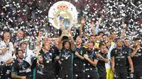 Para pemain Real Madrid merayakan keberhasilan meraih trofi Piala Super Eropa 2017 usai menang 2-1 atas Manchester United di Philip II Arena, Skopje, Selasa (8/8/2017). (AFP/Armend Nimani)