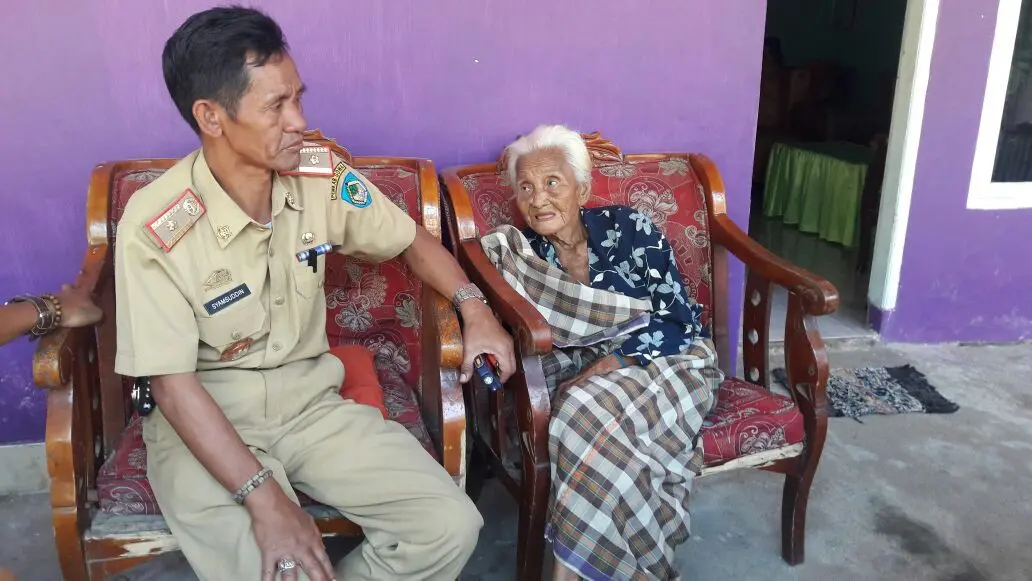 Lurah Romang Polong, Syamsuddin saat berkunjung ke rumah Nenek Dewi. Foto: (Eka Hakim/Liputan6.com)