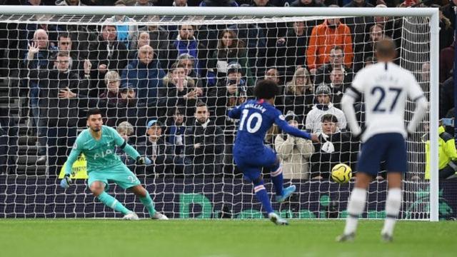 Winger Chelsea, Willian, kala mengeksekusi penalti ke gawang Tottenham Hotspur