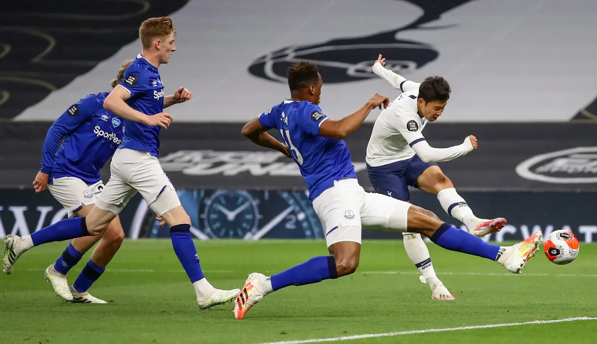 Striker Tottenham Hotspur, Son Heung-Min berusaha melakukan tendangan ke gawang Everton pada lanjutan pertandingan Liga Inggris di Tottenham Stadium, Selasa (7/7/2020) dini hari. Tottenham Hotspur susah payah mengalahkan Everton 1-0. (Richard Heathcote/Pool via AP)