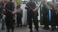 Sejumlah petugas kepolisian berjaga di lokasi penggrebekan teroris di Serengan, Solo.(Antara)
