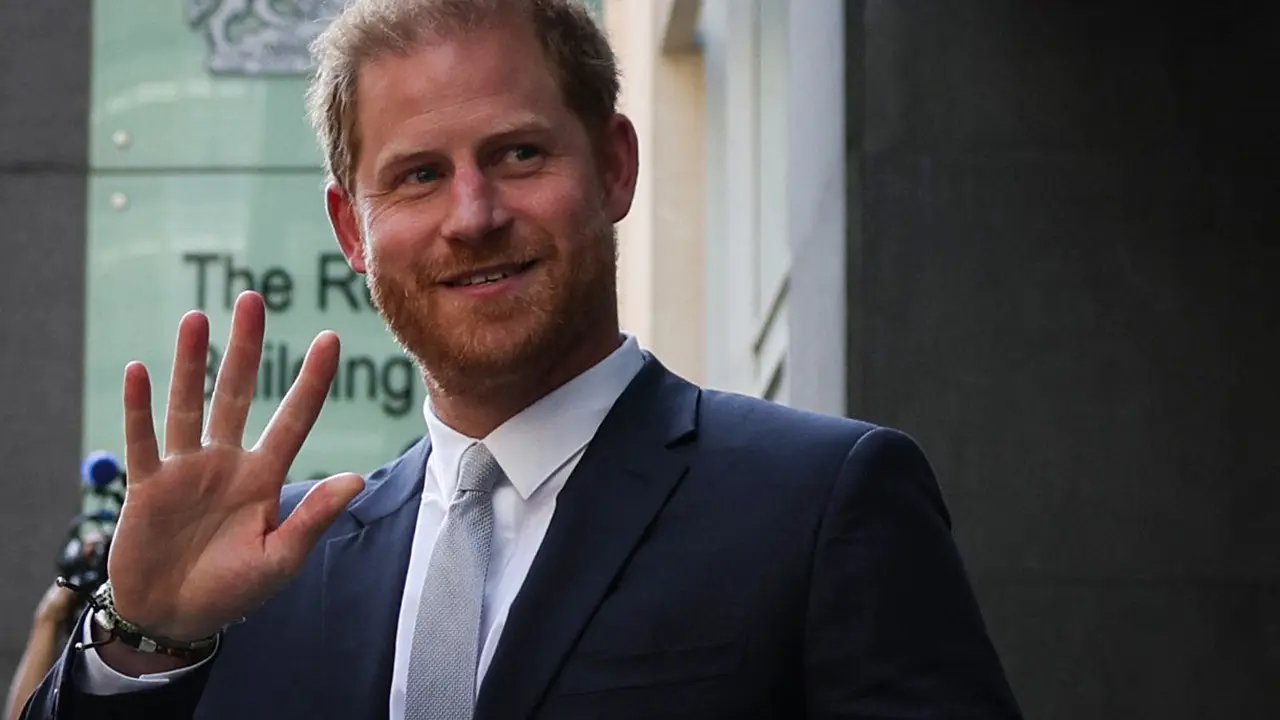 Pangeran Harry dari Inggris, melambai saat dia meninggalkan Pengadilan Kerajaan, Pengadilan Tinggi Inggris, di pusat kota London pada 7 Juni 2023.