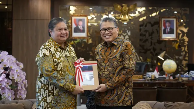 Menteri Koordinator Bidang Perekonomian Airlangga Hartarto menerima hasil audit BPK. (Dok Kemenko Perekonomian)