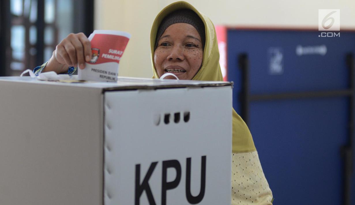 Warga memasukkan surat suara saat Pemungutan Suara Ulang (PSU) Pemilu 2019 di TPS 18 Malakasari, Duren Sawit, Jakarta Timur, Sabtu (27/4). Pelaksanaan PSU di 8 TPS wilayah Jaktim karena banyaknya pemilih yang menggunakan e-KTP tanpa memiliki A5 saat hari pencoblosan. (merdeka.com/Imam Buhori)