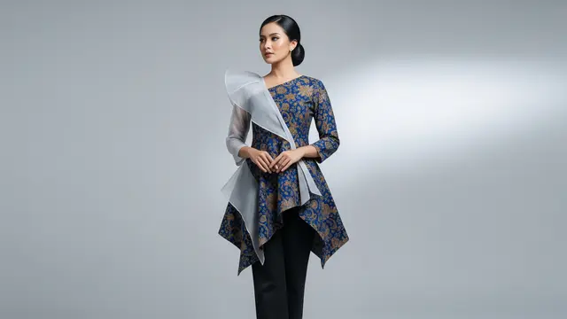 Tunik Batik Asimetris dengan Aksen Organza