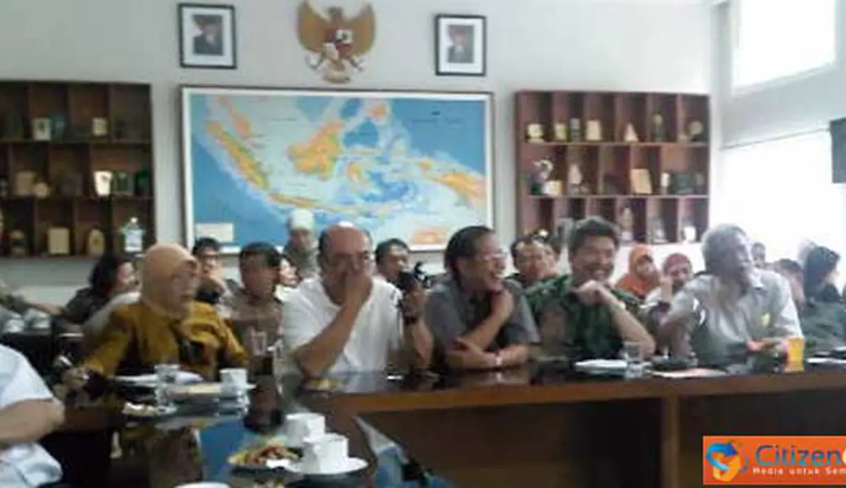 Citizen6, Bogor: Peserta dengan suasana serius yang santai memperhatikan paparan diskusi panel. (Pengirim: Fahrizal Razak)