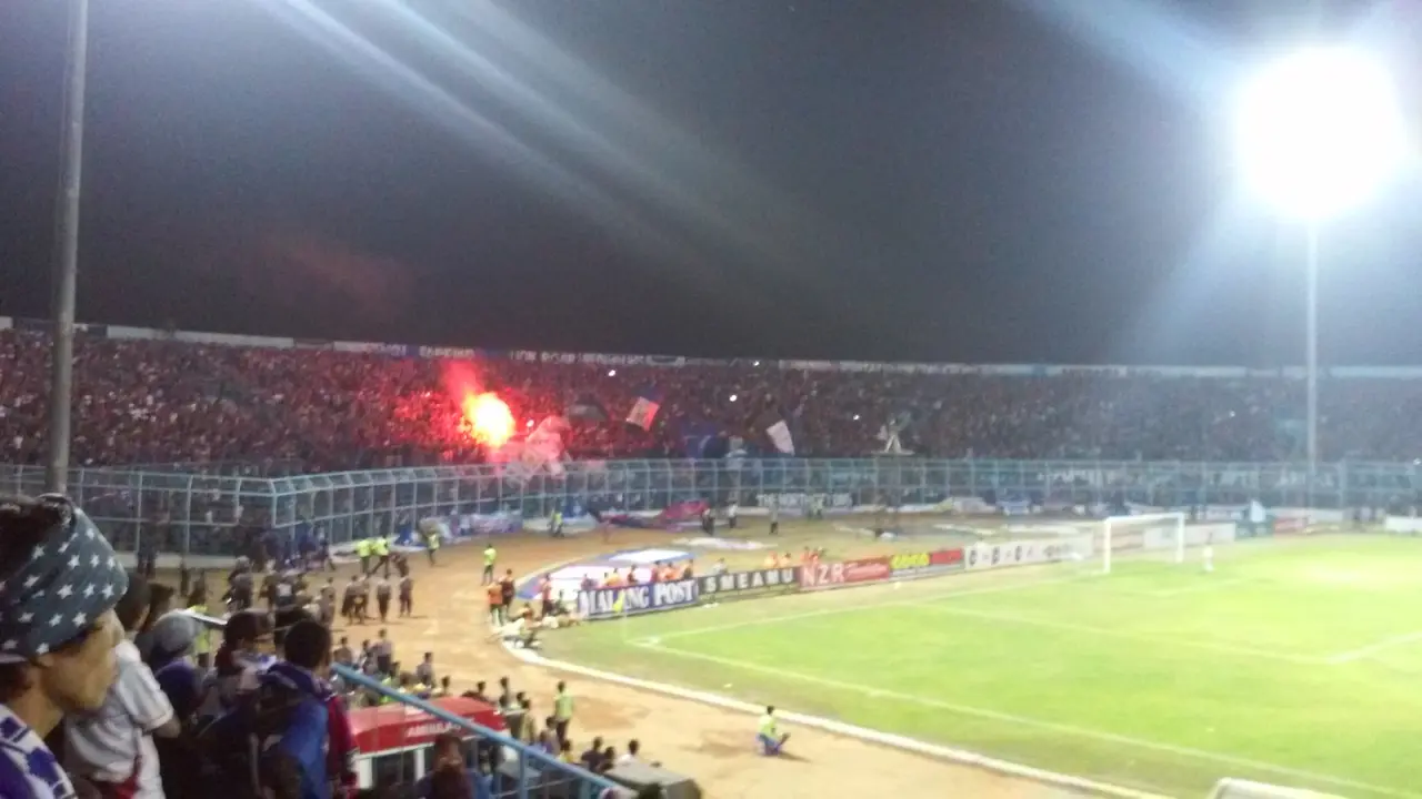 Aremania Nyalakan Flare di Dalam Stadion