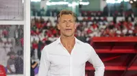 Pelatih Arab Saudi, Herve Renard, saat mendampingi timnya melawan Timnas Indonesia pada lanjutan Kualifikasi Piala Dunia 2026 zona Asia, di Stadion GBK, Jakarta, Selasa (19/11/2024). (Bola.com/Abdul Azis)