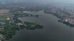 Seiring perkembangan wilayah, fungsi Situ Cipondoh mengalami perubahan. Tampak foto udara memperlihatkan area Situ Cipondoh di Kota Tangerang, Banten, yang tetap berfungsi sebagai kawasan konservasi air sekaligus destinasi rekreasi warga, Rabu (14/4/2026). (merdeka.com/Arie Basuki)