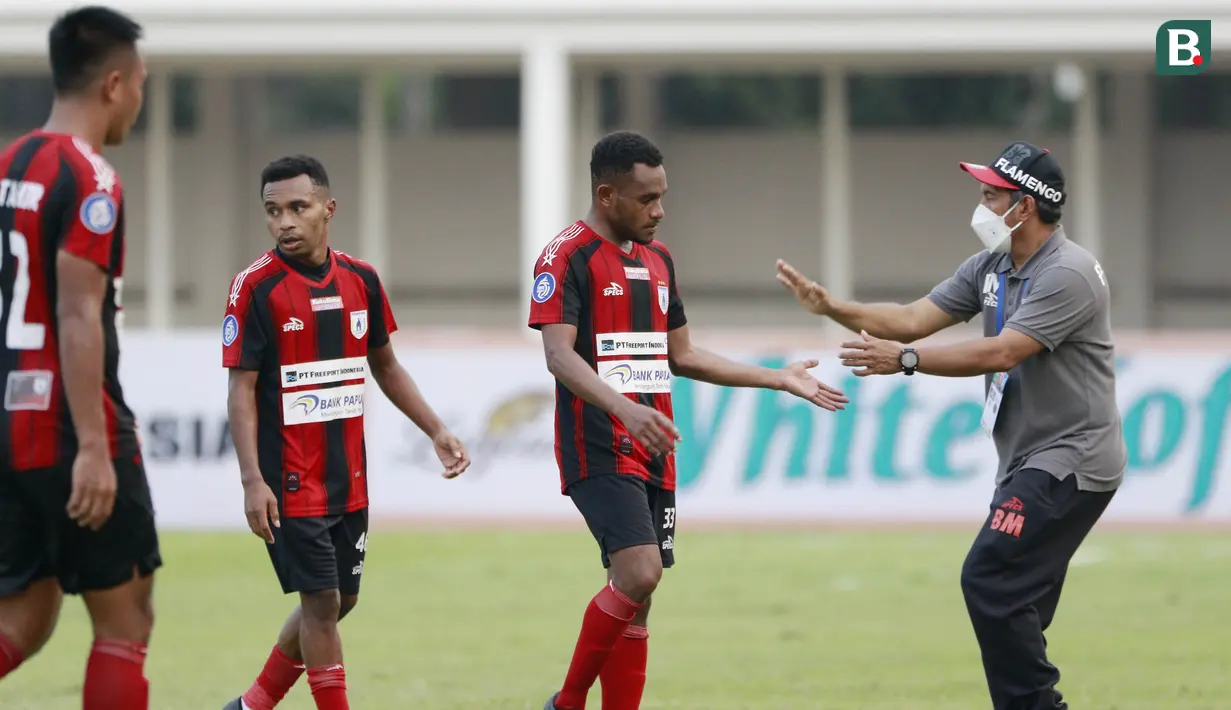 Para pemain Persipura Jayapura tampak lesu usai ditaklukkan Arema FC 0-1 dalam laga pekan ke-5 BRI Liga 1 2021/2022 di Stadion Madya, Jakarta, Rabu, (29/9/2021). Persipura kalah 0-1. (Bola.com/ M Iqbal Ichsan)