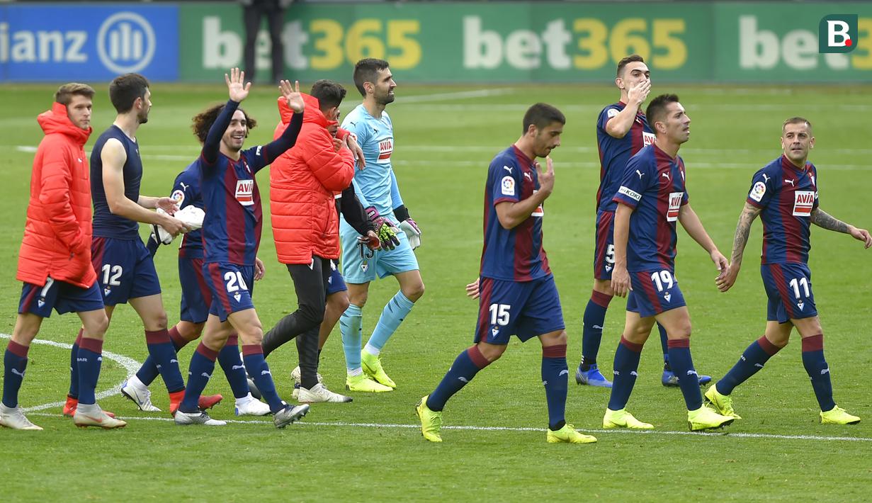 Para pemain Eibar merayakan kemenangan atas Real Madrid pada laga La Liga di Stadion Ipurua, Eibar, Sabtu (24/11). Eibar menang 3-0 atas Madrid. (AFP/Ander Gillenea)