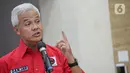 Gubernur Jawa Tengah Ganjar Pranowo bersama Sekretaris Jendral PDI Perjuangan Hasto Kristianto usai dipanggil di DPP PDIP, Jakarta, Senin (24/10/2022). PDI Perjuangan (PDIP) menjatuhkan sanksi terhadap Gubernur Jawa Tengah Ganjar Pranowo atas pernyataan siap menjadi calon presiden di Pilpres 2024 dalam sebuah wawancara dengan media. (Liputan6.com/Faizal Fanani)
