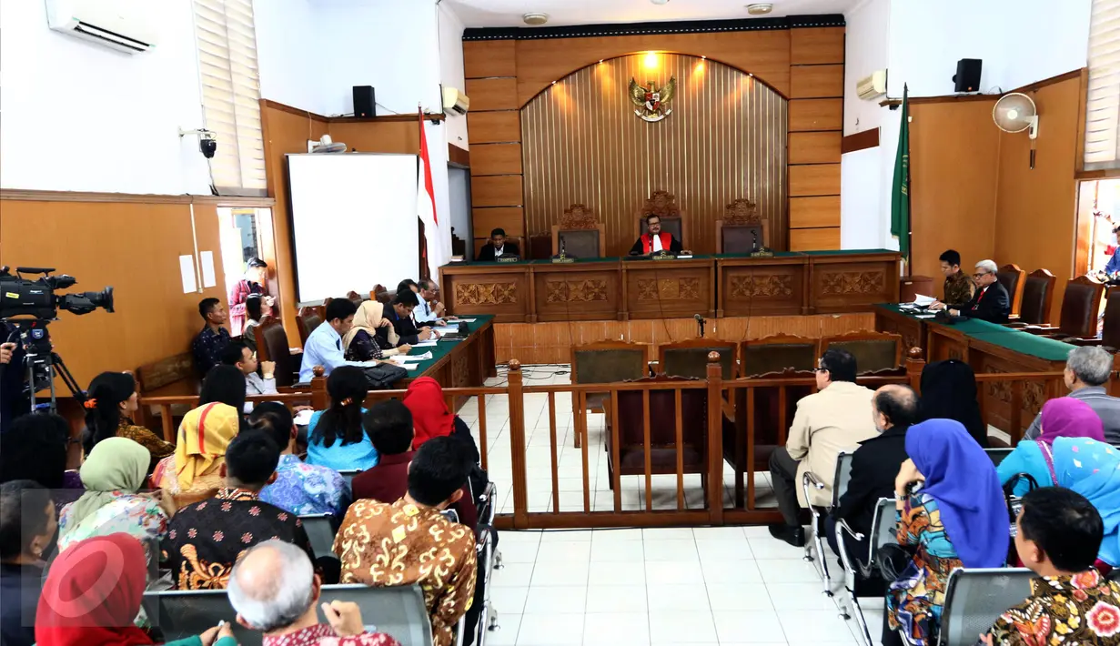 Suasana sidang perdana praperadilan yang diajukan mantan Ketua DPD RI Irman Gusman di Pengadilan Negeri Jakarta Selatan, Selasa (25/10). Irman Gusman menggugat penangkapan dan penetapan tersangka dirinya oleh KPK. (Liputan6.com/Helmi Afandi)