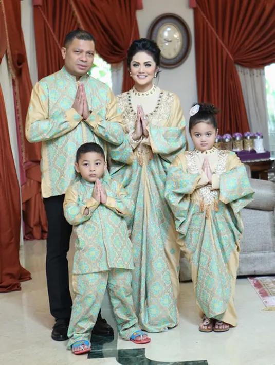 “Kami sekeluarga mengucapkan :"Selamat Idul Fitri 1438 H”. Taqobbalallahu minna wa minkum. (Semoga Allah menerima Amal ku dan Amal Kalian). Untuk semua khilaf dan salah. MOHON MAAF LAHIR BATIN,” tulis Krisdayanti di Ignya. (Instagram/krisdayantilemos)