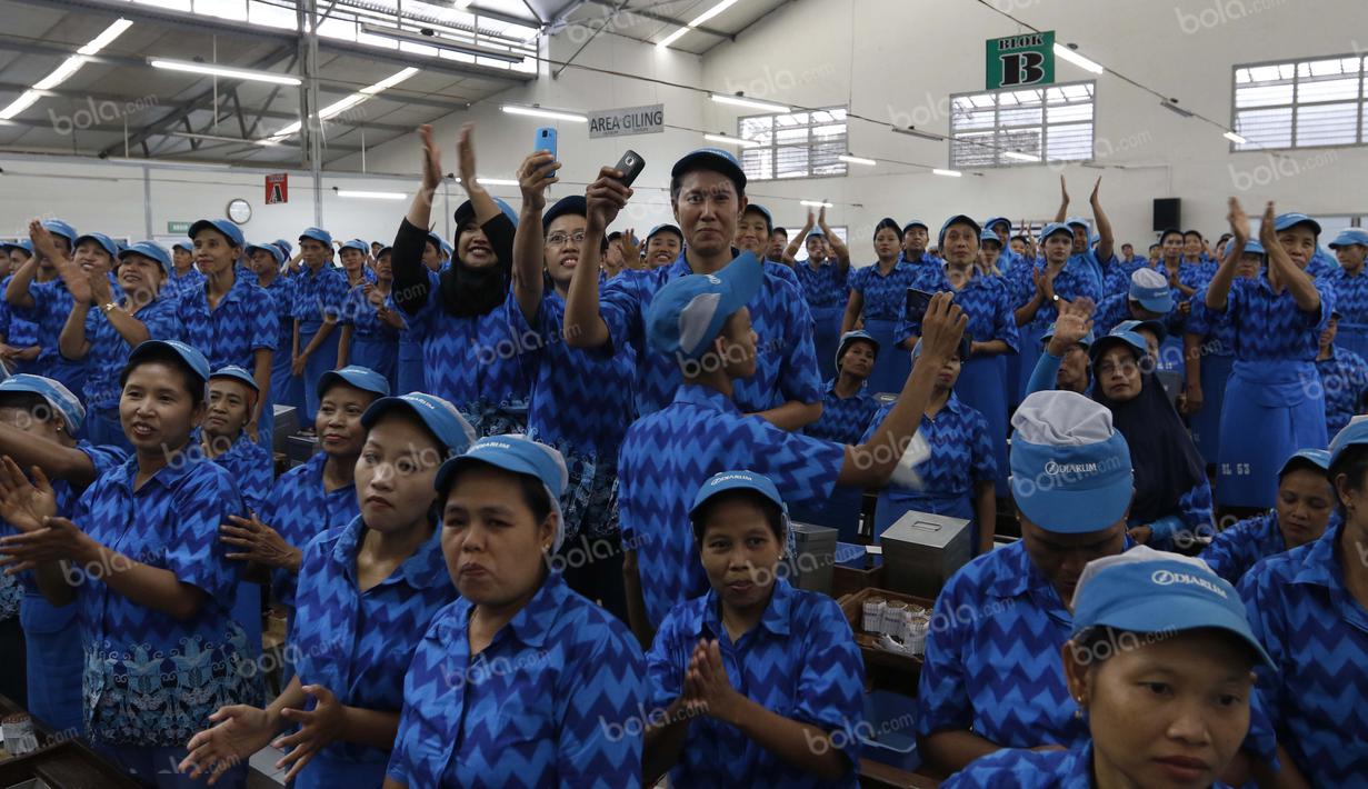 Pegawai pabrik Brak BL 53 Djarum menyambut kehadiran Tontowi Ahmad dan Liliyana Natsir, Kamis (1/9/2016). Brak BL 53 adalah tempat yang menjadi cikal bakal berdirinya PB Djarum. (Bola.com/Arief Bagus).
