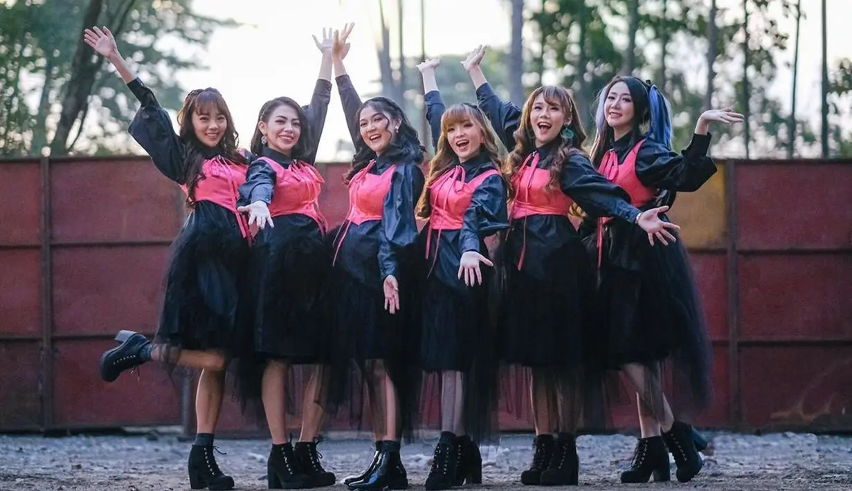 <p>Ciri khas girlband Cherrybelle adalah menggunakan kostum seragam setiap tampil di atas panggung. Saat konser pada acara musik 18 September 2022, Cherrybelle menggunakan nama baru yaitu Chibi-Chibi. (Instagram/@Steffy_ai)</p>