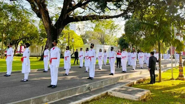 Pasukan pengibar bendera pusaka atau Paskibraka di Istana Negara dalam HUT ke 76 Indonesia.