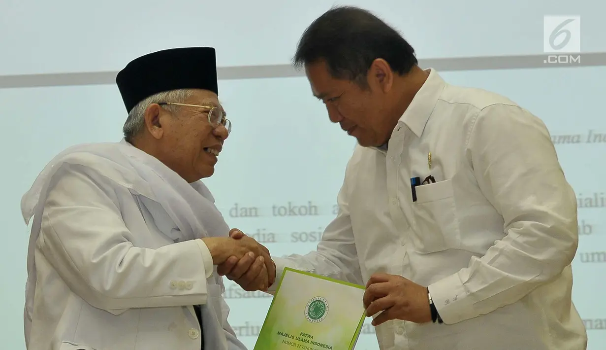 KH. Ma'aruf Amin bersalaman dengan Menkoinfo Rudiantara di acara peluncuran Fatwa MUI tentang Hukum dan Pedoman Bermuamalah Melalui Medsos, Jakarta, Senin (5/6). (Liputan6.com/Helmi Afandi)